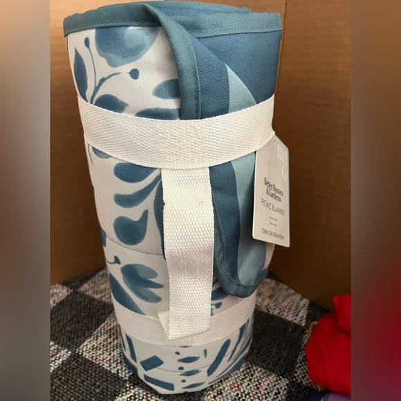 Better Homes And Gardens Teal and White Picnic Blanket - Picture 1 of 5
